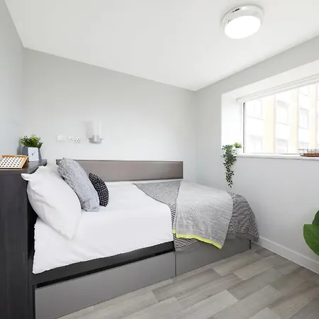 Apartment For Students Only Tower In Bristol