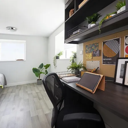 For Students Only Tower In Apartament Bristol